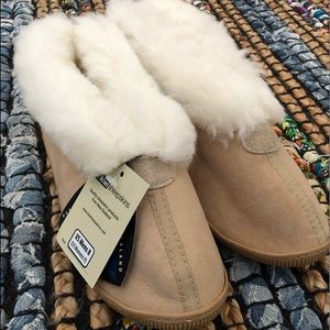 Kiwi Genuine sheepskin leather slippers - 8/9 NWT